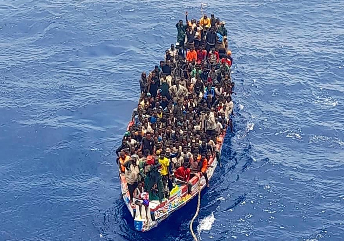 Fotografía realizada desde el buque que localizó el cayuco a la deriva