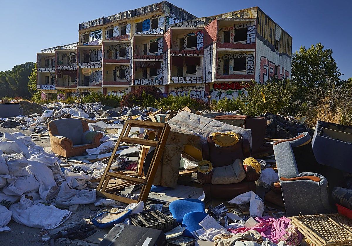 El hotel-prostíbulo de la A-5, totalmente sitiado por los  escombros