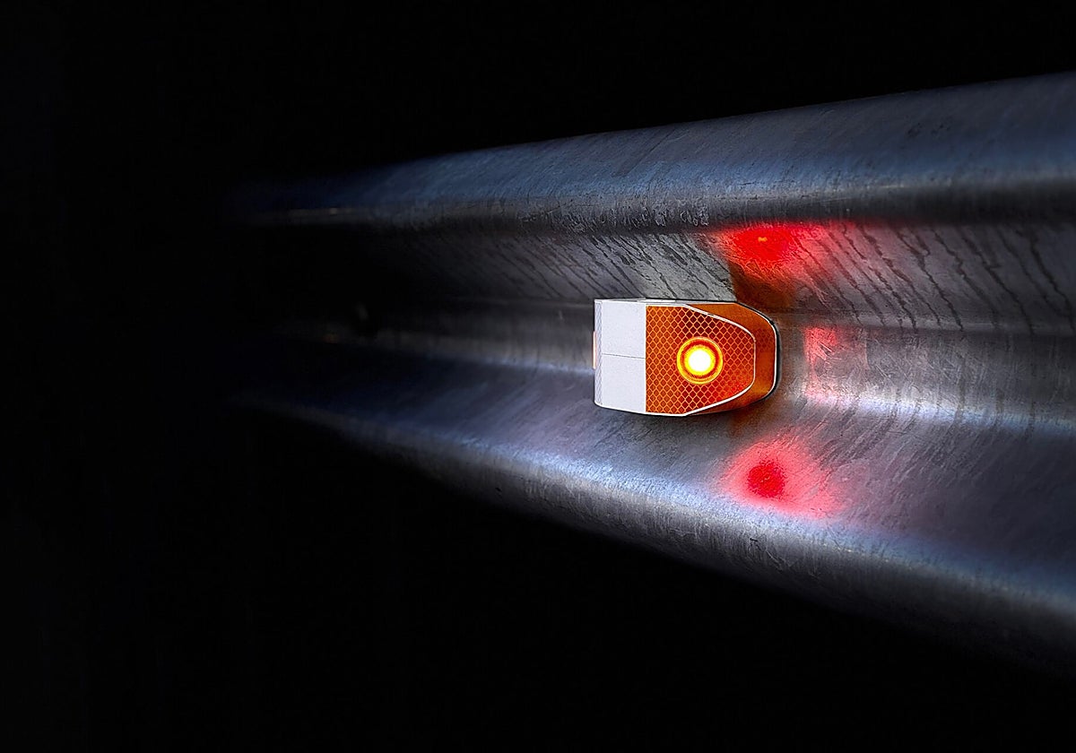 El nuevo dispositivo de señalización de alerta luminoso que se instalará en los quitamiedos de las carreteras