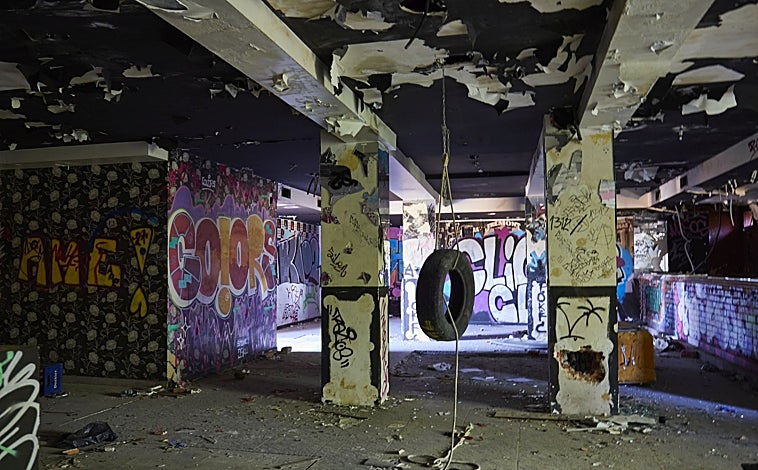 Imagen principal - Las imágenes describen mejor que las palabras el lamentable estado en que se encuentra en la actualidad el antiguo prostíbulo, con los techos desprendidos, el mobiliaria arrancado y el hueco del ascensor sin ningún tipo de protección, entre otros peligros