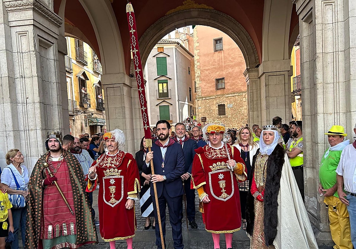 El Pendón de Alfonso VIII ya está en el Ayuntamiento de Cuenca tras su traslado desde la Catedral.