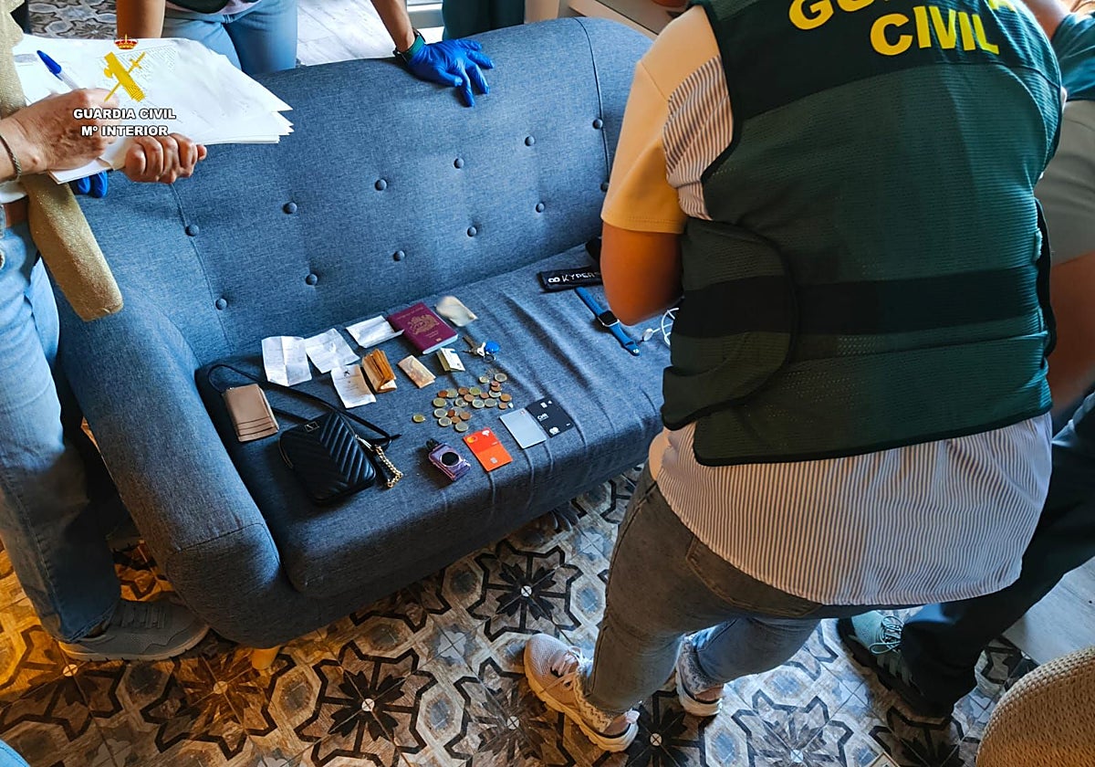 Los agentes de la operación 'Aurisa' durante uno de los registros