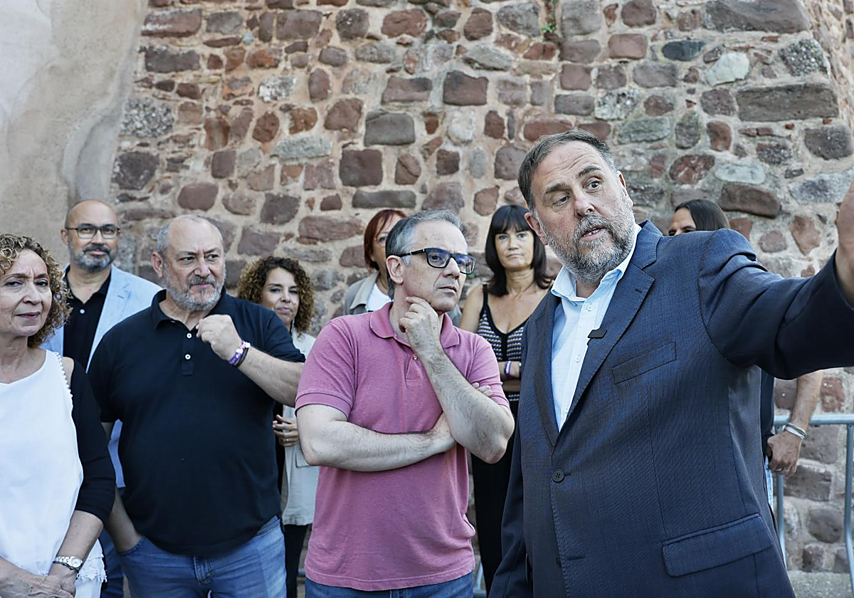 Oriol Junqueras charla con Josep Maria Jové, ayer, en Vacarisses (Barcelona)