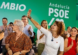 María Jesús Montero llama a la movilización total a los militantes para que «ese bicharraco que es el PSOE andaluz» vuelva a gobernar