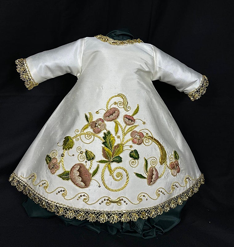 La nueva túnica bordada para el NIño del Socorro