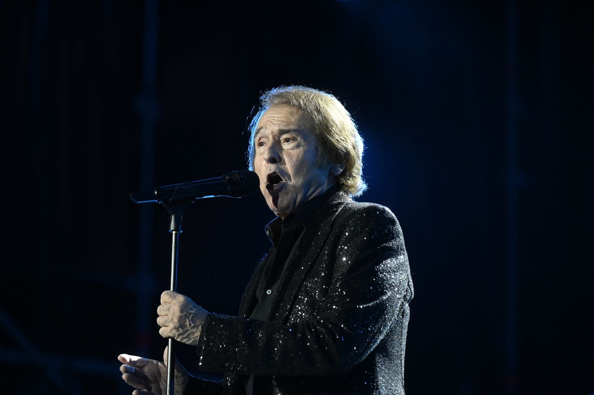 El espectacular concierto de Raphael en Córdoba, en imágenes