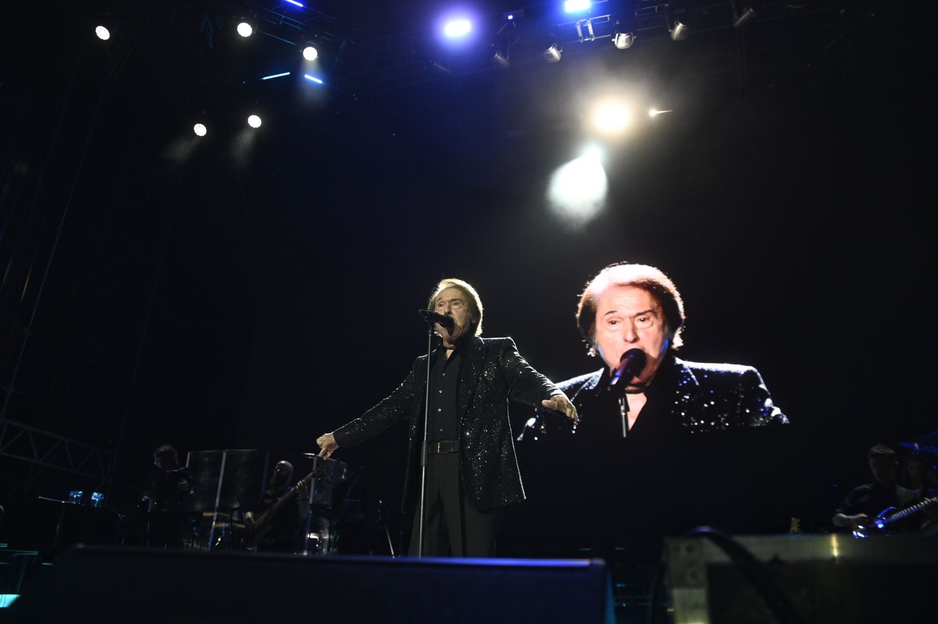 El espectacular concierto de Raphael en Córdoba, en imágenes