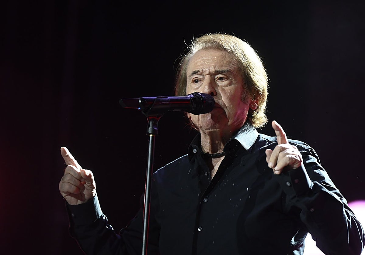 Raphael, sobre el escenario este sábado por la noche en la plaza de toros de Córdoba