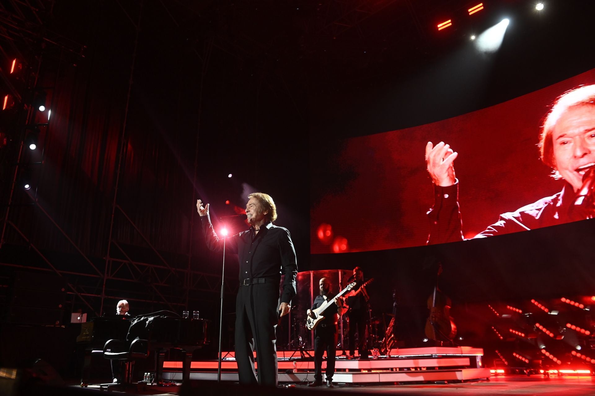 El espectacular concierto de Raphael en Córdoba, en imágenes