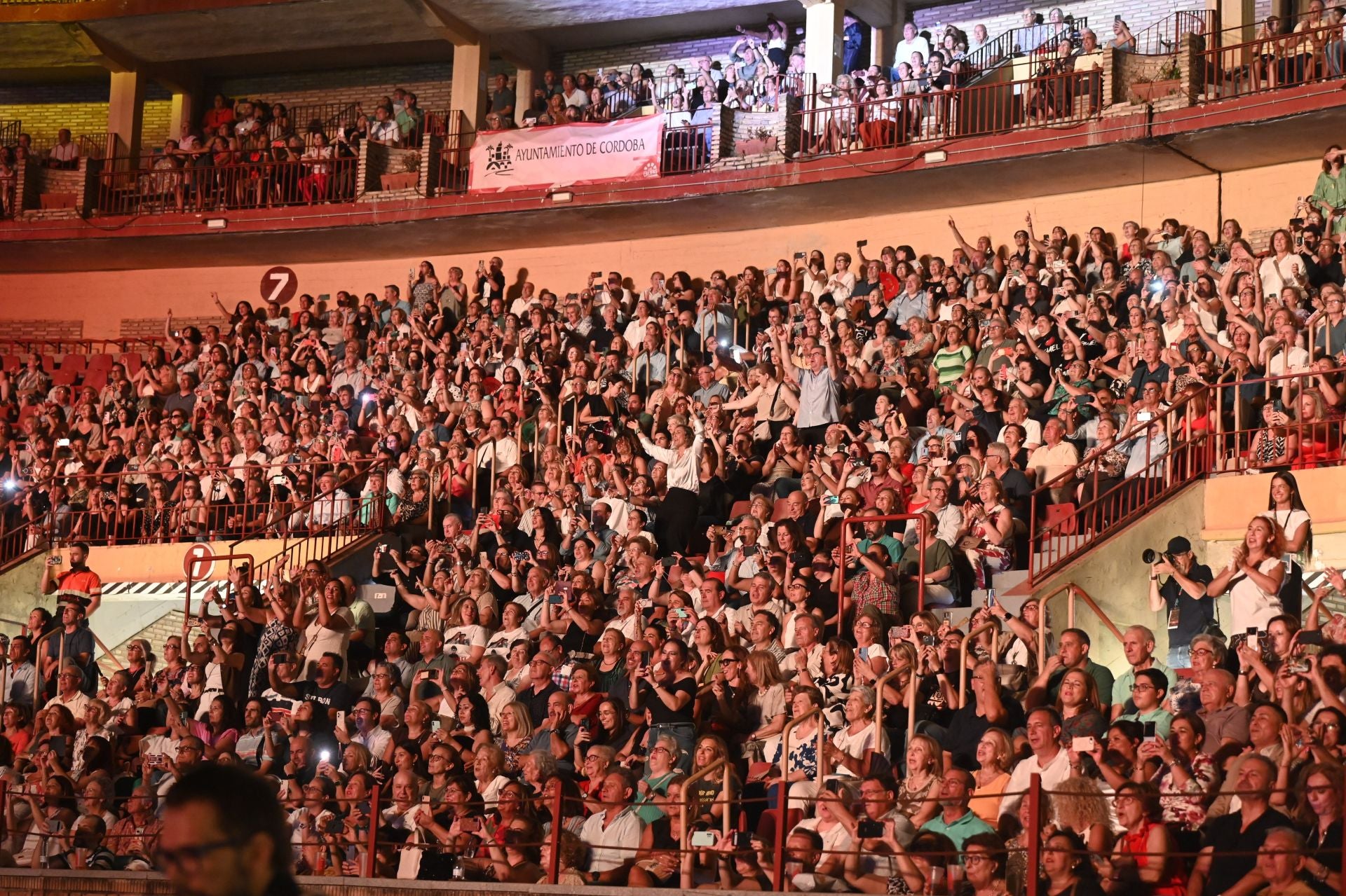 El espectacular concierto de Raphael en Córdoba, en imágenes