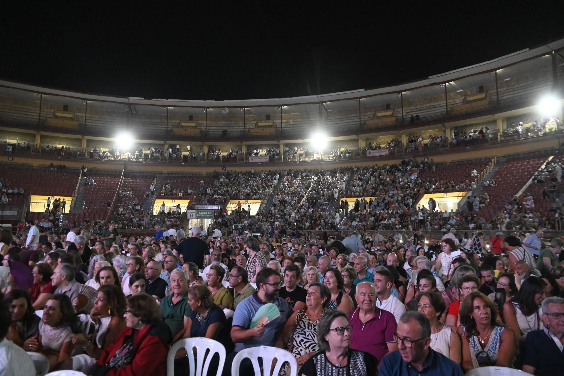 El espectacular concierto de Raphael en Córdoba, en imágenes