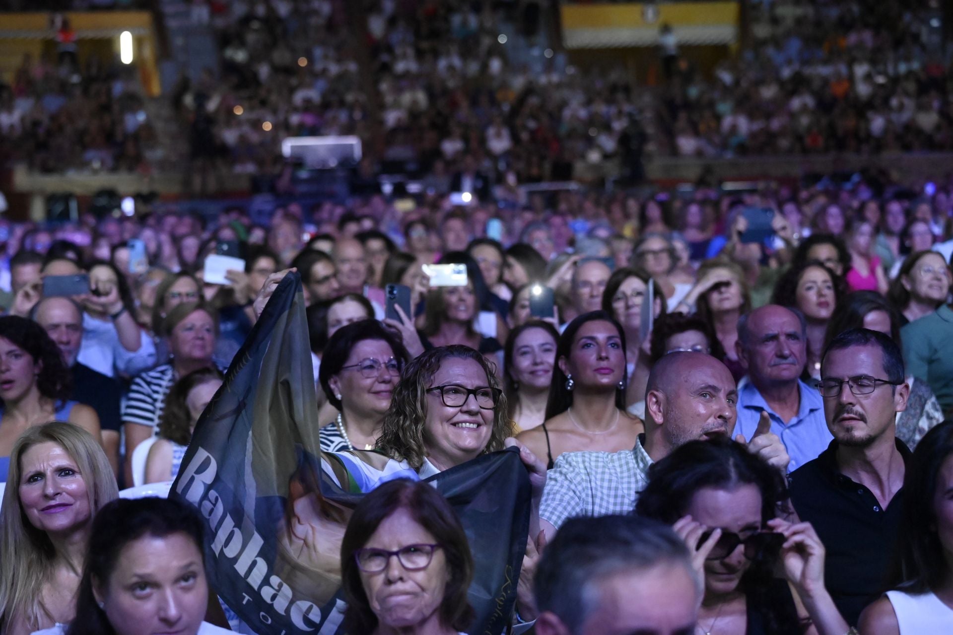 El espectacular concierto de Raphael en Córdoba, en imágenes
