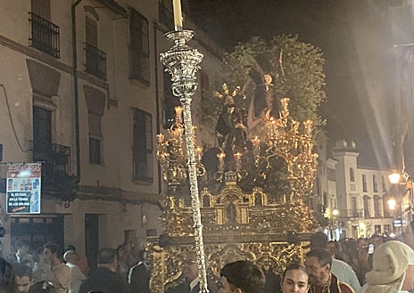 Imagen secundaria 1 - En la fotografía superior, el paso de misterio del Huerto sale de la Catedral, tras la misa estacional por la refundación de la cofradía. Debajo a ia izquierda, el Señor rodeado de público en una nube de incienso en Lucano. A la derecha, el paso al atardecer, en Cardenal González 