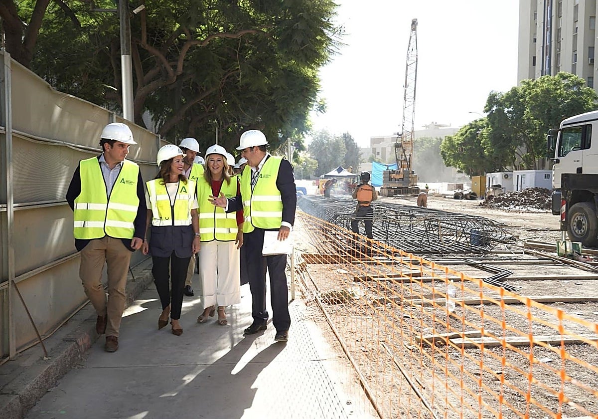 Las consejeras de Fomento y Economía, durante la visita a las obras del metro en Málaga