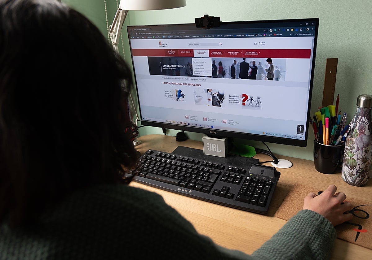 Una mujer teletrabaja desde su casa, unos de los asuntos que abordará este congreso