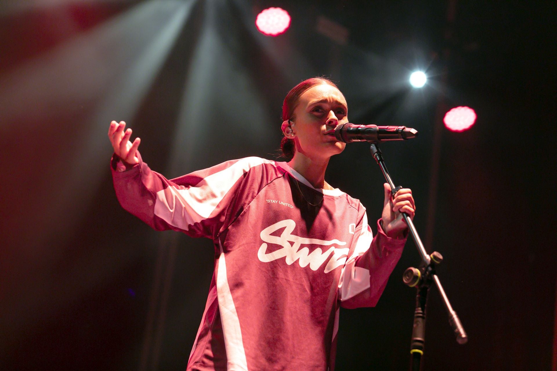 Marta Santos y su extraordinaria voz conquistan a miles de personas en la plaza de toros de Toledo