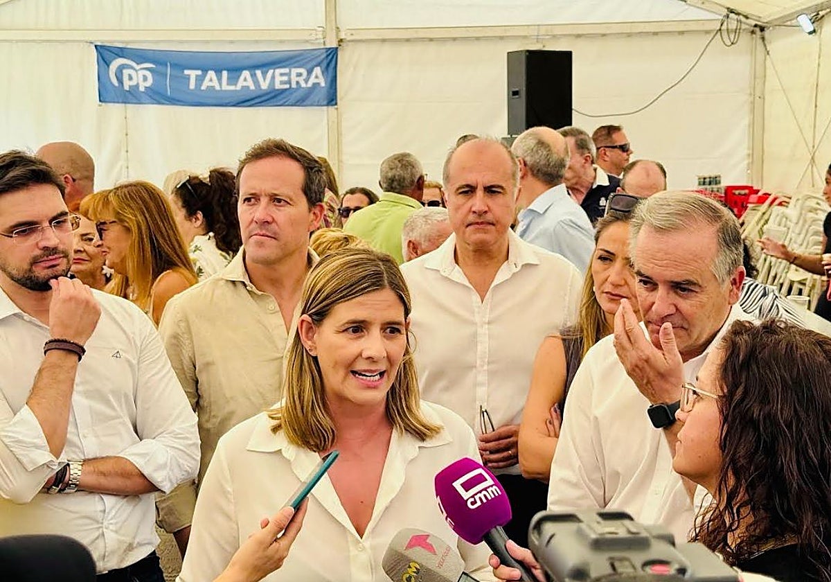 Carolina Agudo, en Talavera, con otros dirigentes del PP