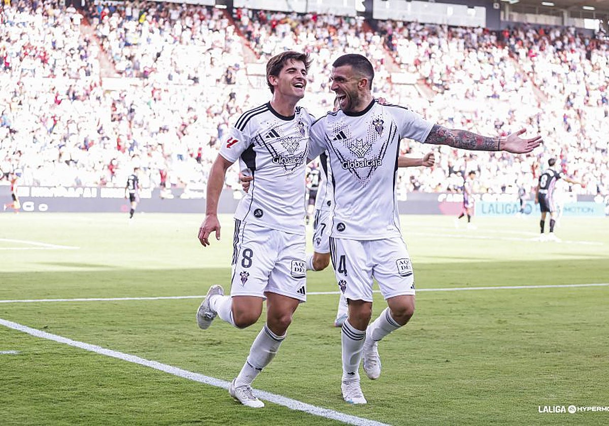 Riki Rodríguez y Agus Medina celebran el 1-0