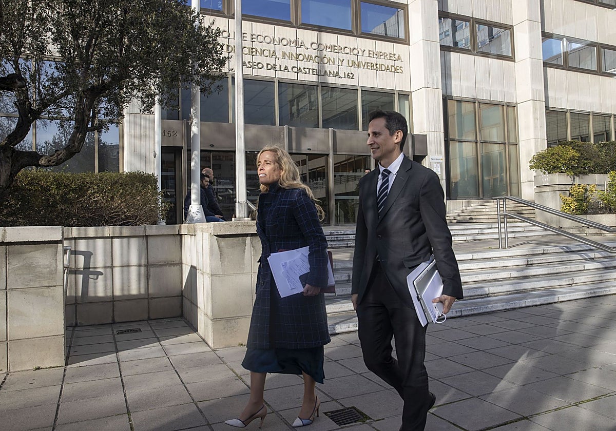 La consejera de Economía, Empleo y Hacienda, Rocío Albert, junto al viceconsejero de Hacienda, Juan Revuelta