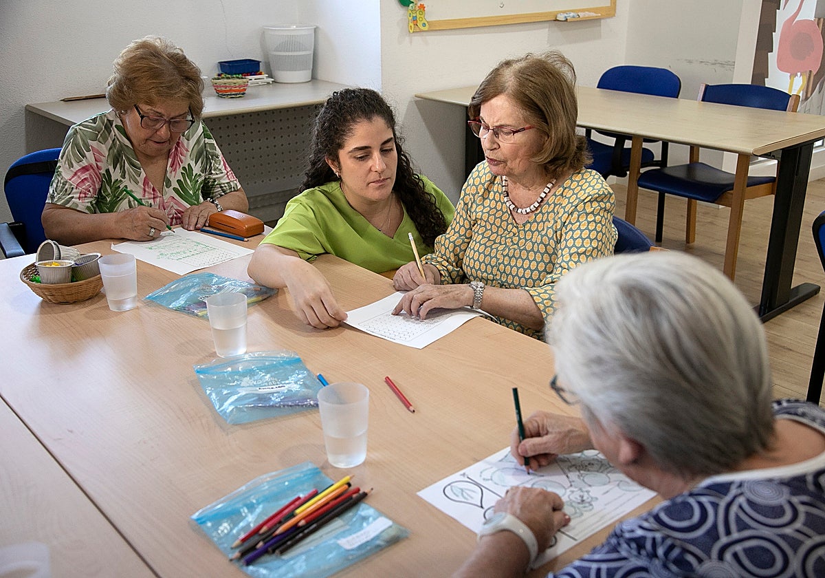 Los usuarios de la residencia San Rafael de Córdoba trabajan en los talleres del centro