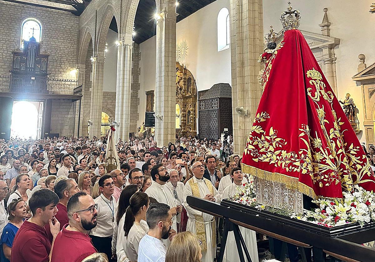 Centenares de devotos rezan ante la Virgen de Lucena, lista para la Magna del próximo fin de semana