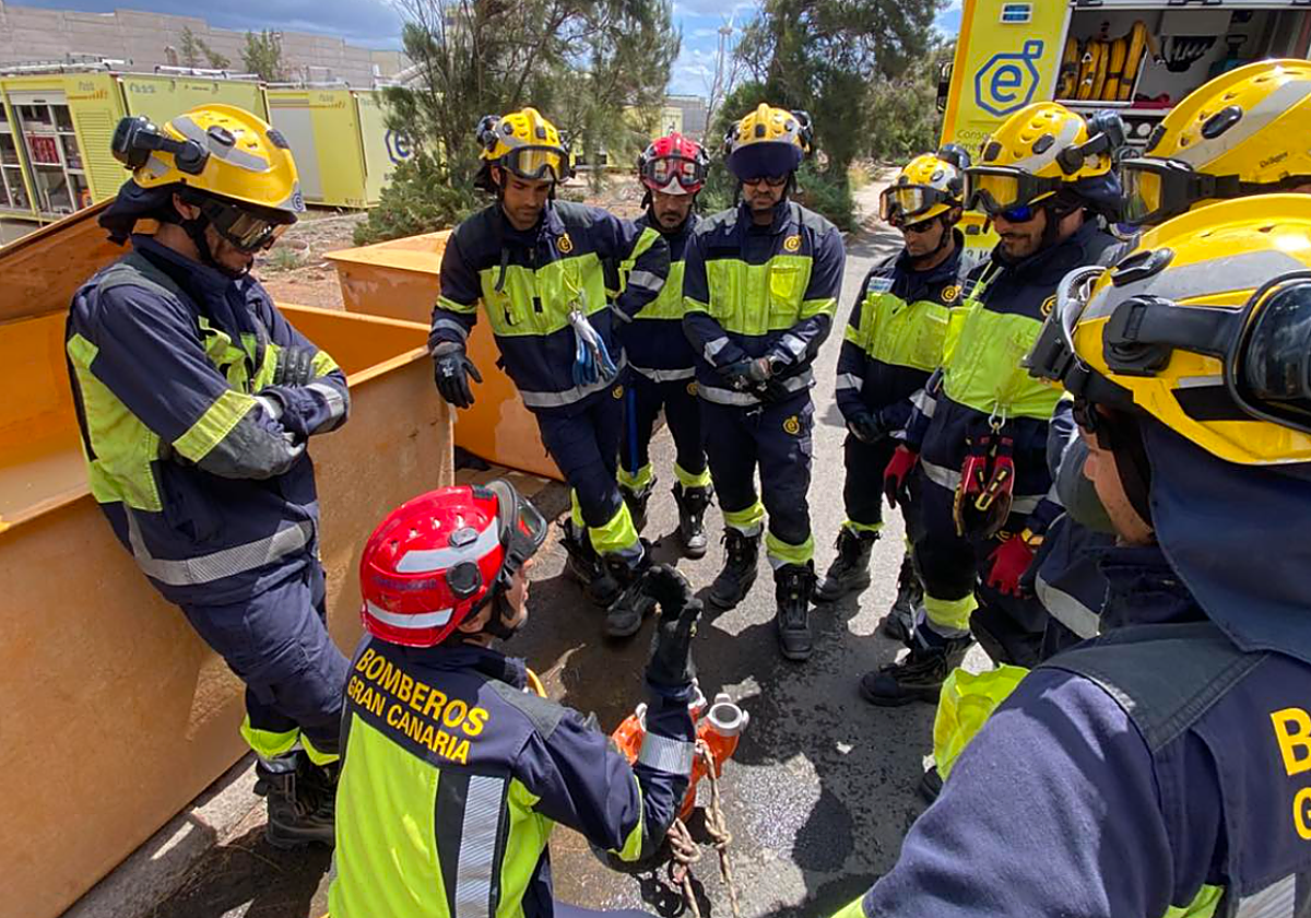 Un conato de incendio obliga al desalojo de varias viviendas en Santa Lucía (Gran Canaria)