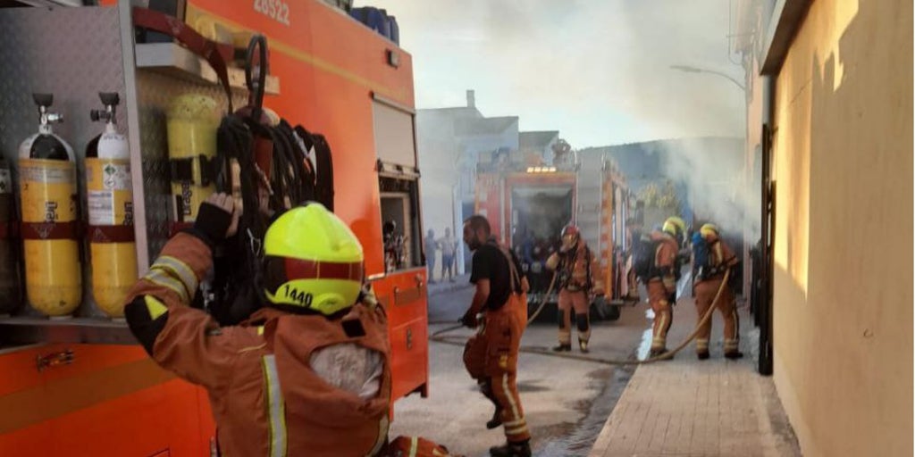 Dos okupas heridos en el incendio de su edificio que debe ser derribado por los daños de la dana en Valencia