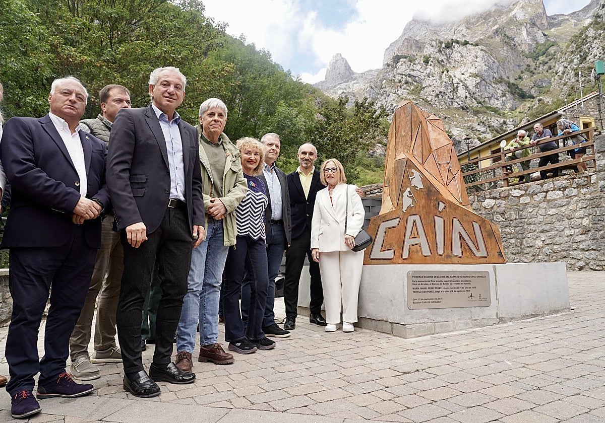 Representantes institucionales en la inauguración de la escultura en recuerdo de Las Cainejas