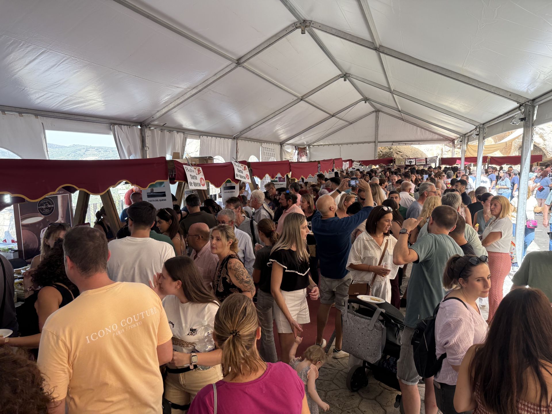 La multitudinaria afluencia de público a la Feria del Queso de Zuheros, en imágenes