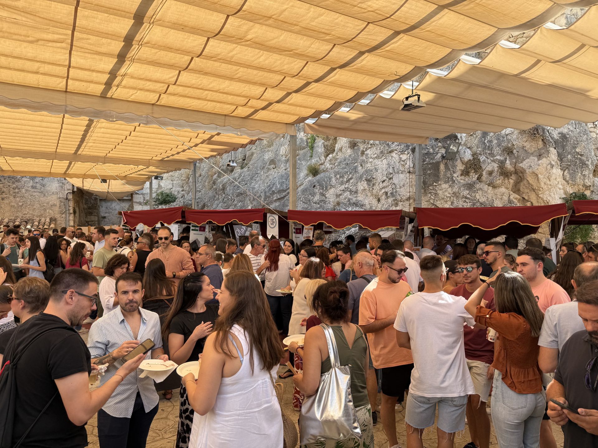 La multitudinaria afluencia de público a la Feria del Queso de Zuheros, en imágenes