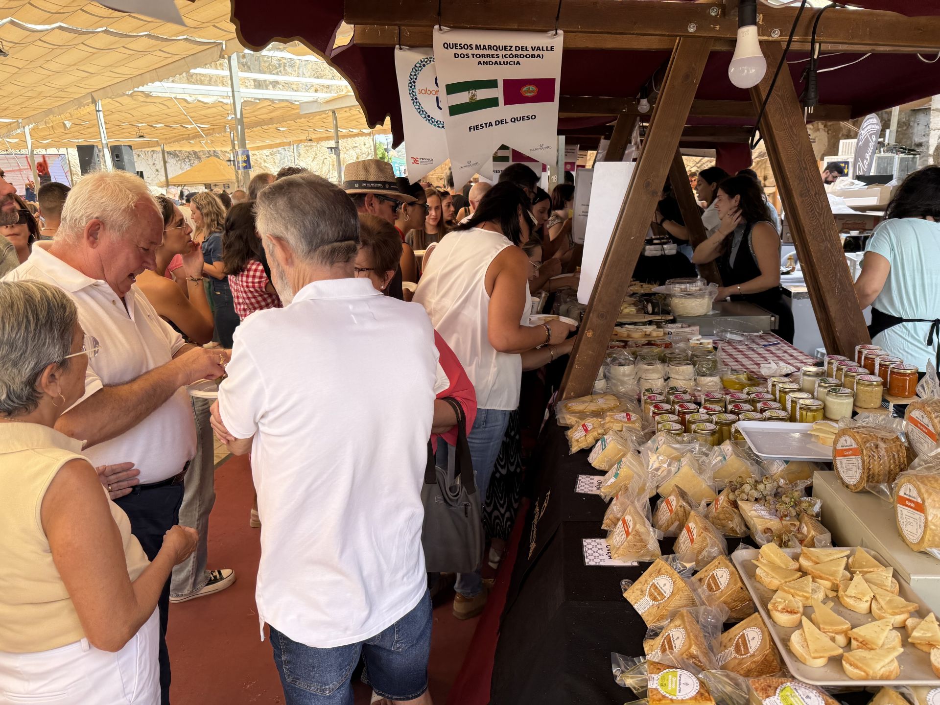 La multitudinaria afluencia de público a la Feria del Queso de Zuheros, en imágenes