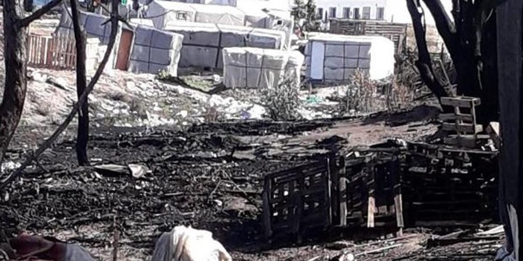 El fuego destruye setenta chabolas de Palos de la Frontera