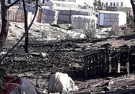 El fuego destruye setenta chabolas de Palos de la Frontera