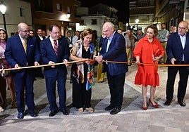 La presidenta de la Diputación de Toledo  inaugura la remodelación de la Plaza de España de Mocejón