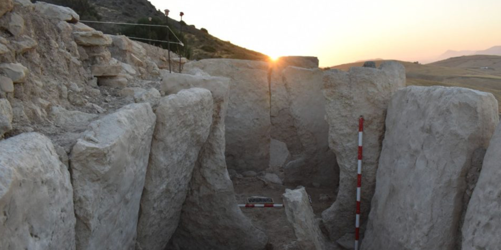 Ámbar de Sicilia y marfil africano: el dolmen de Teba de 5.000 años que redibuja el mapa de intercambios de Andalucía