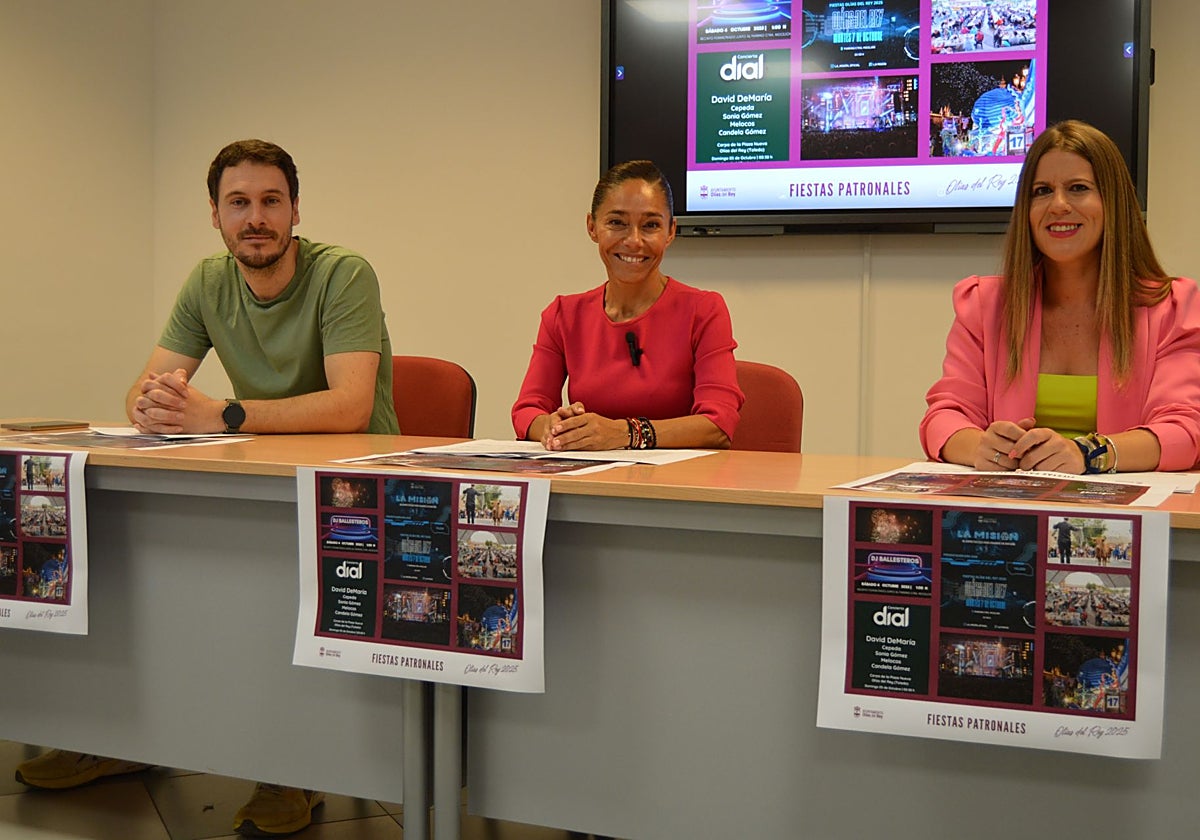 Charo Navas, en el centro, junto a los concejales Alejandro Hernández y Elsa Arellano