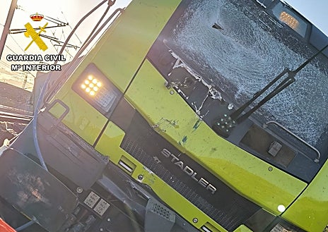 Imagen secundaria 1 - Herido grave el maquinista de un tren de mercancías que descarrila cerca de Zaragoza