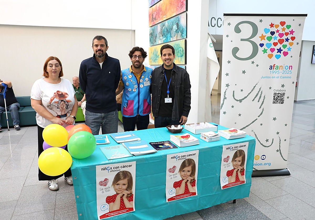 Voluntarios y trabajadores de Afanion Castilla-La Mancha este lunes en el HUT