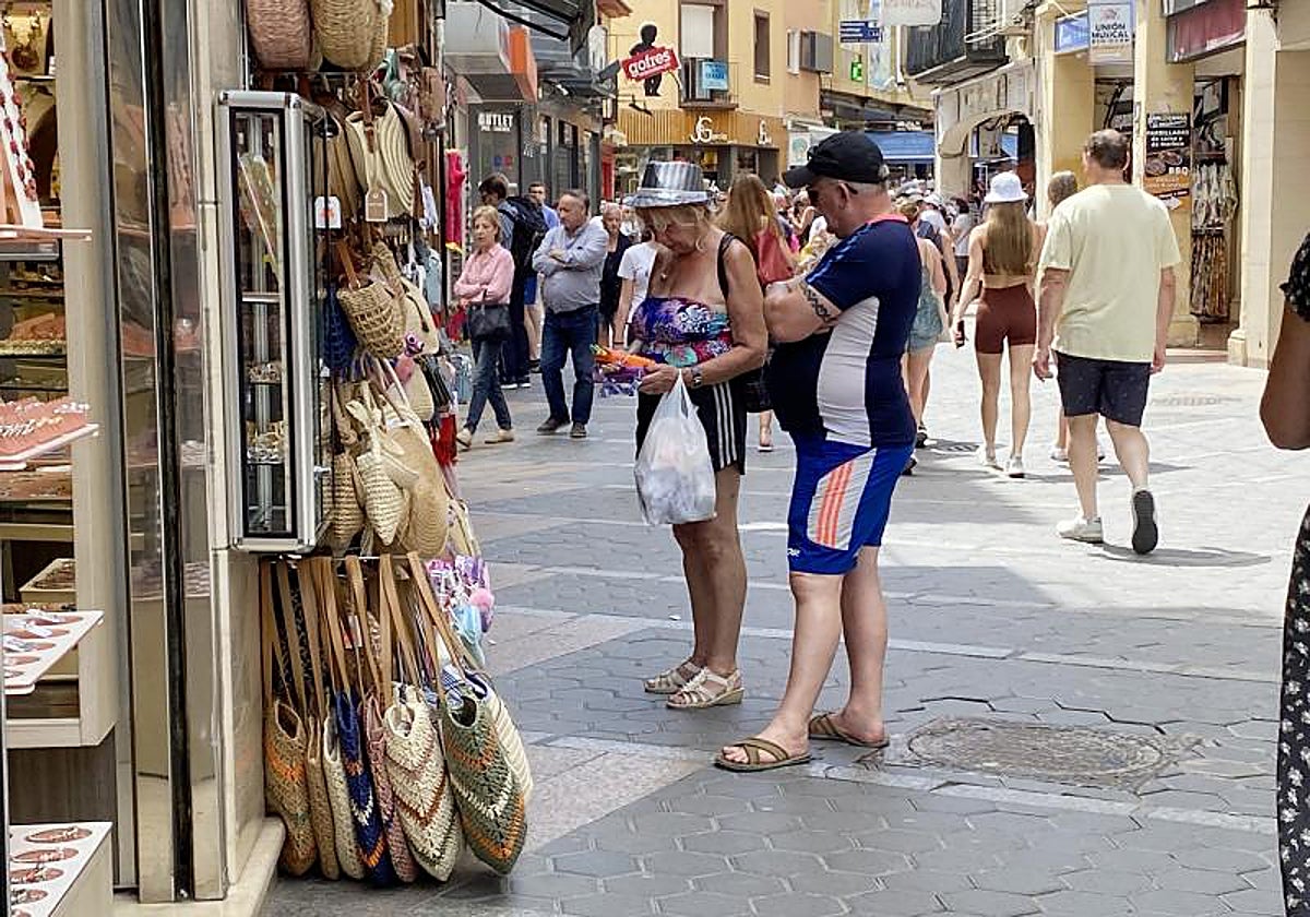 Turistas en una calle comercial de Benidorm