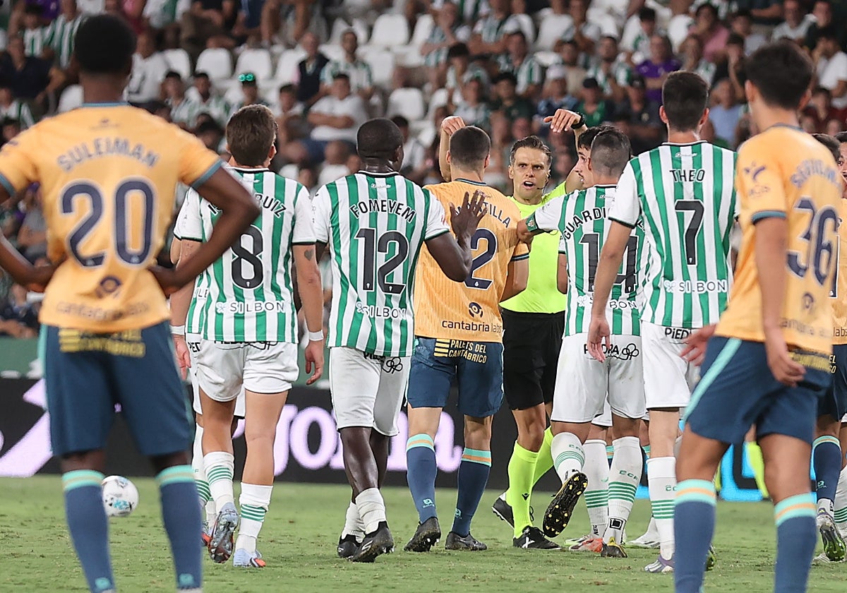 Jugadores del Córdoba reclaman a Carlos Muñiz el codazo a Rubén Alves
