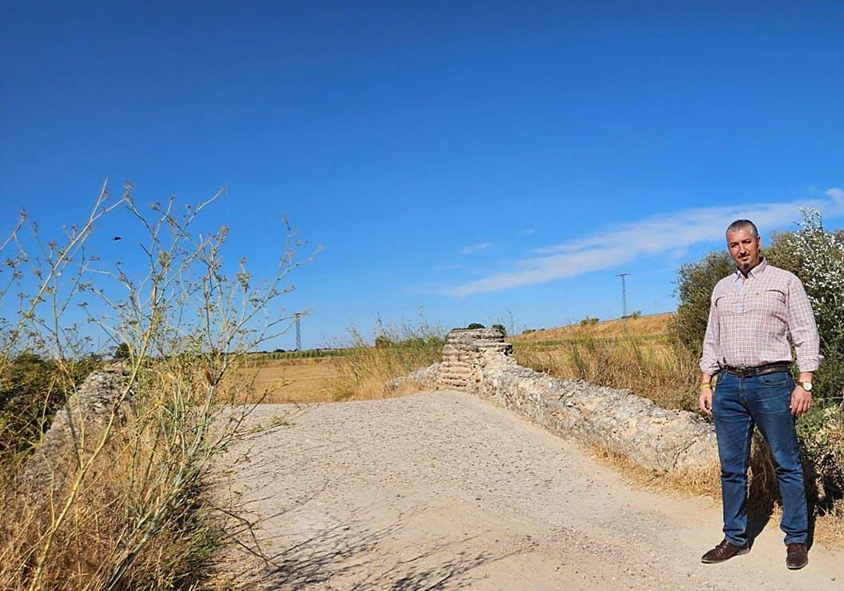 Gerardo Sánchez, concejal de Vox en el Ayuntamiento de Talavera junto al puente romano sobre el arroyo del Bárrago