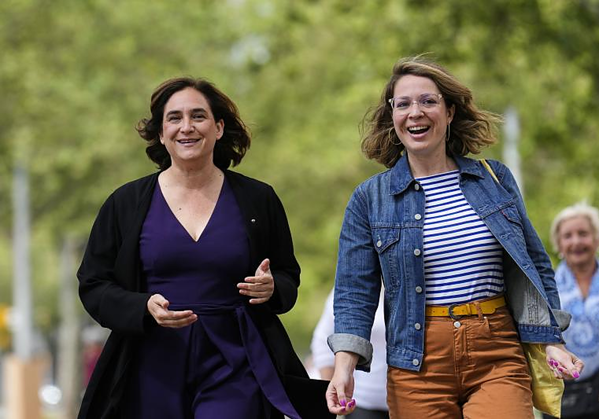 Ada Colau y Janet Sanz, en 2023, llegando a un acto político de los Comuns