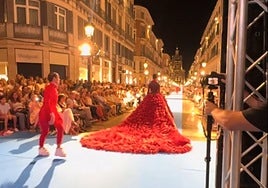 Un diseñador cordobés bate récord: 150 metros de tela para 350 metros de pasarela