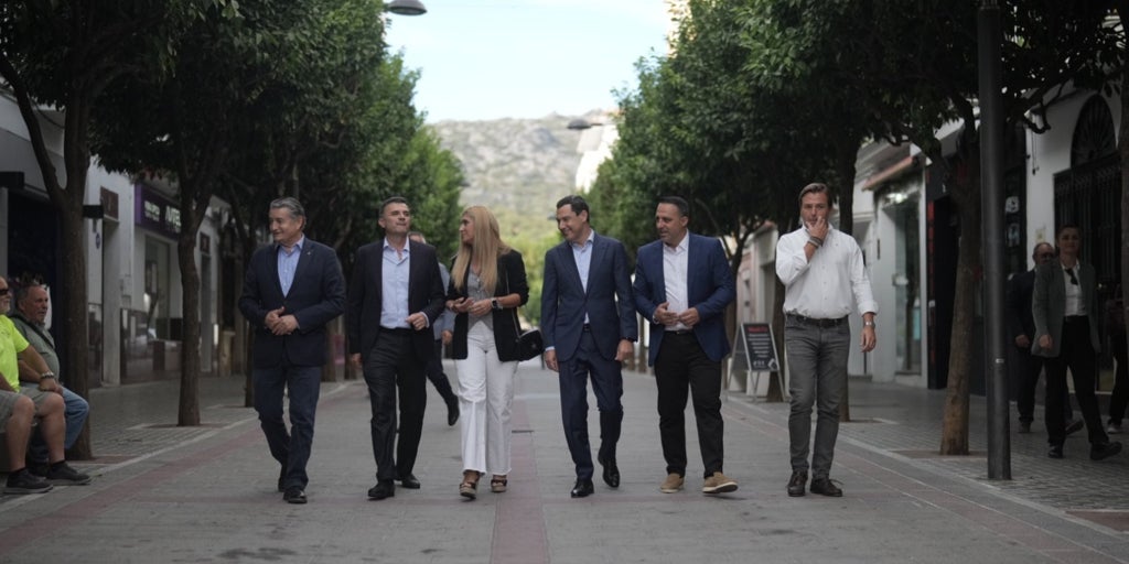 Juanma Moreno se pone en modo campaña y pide a los suyos un PP «con una sonrisa» y «la mano tendida»