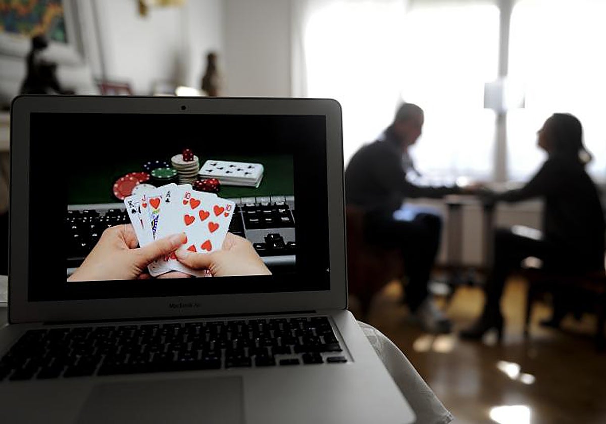 En primer plano, un juego de apuestas 'on line' en un ordenador