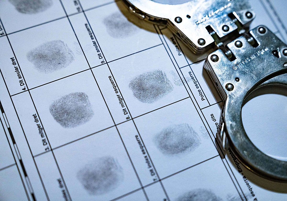 Esposas, y una ficha policial, en una imagen de archivo