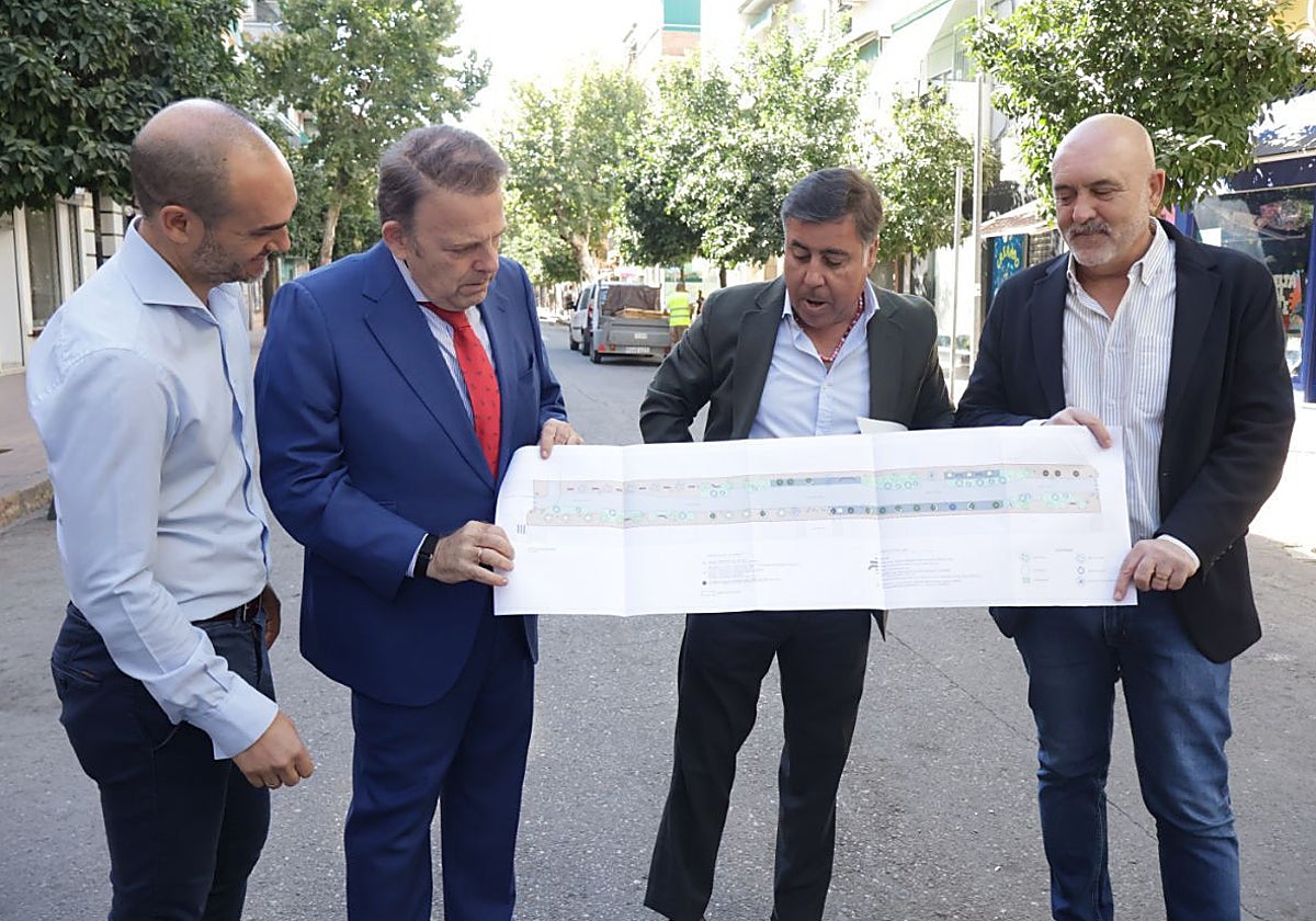 Los concejales muestran el plano para la obra de La Viñuela