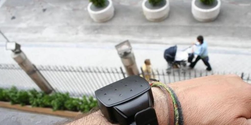 El primer aviso sobre los fallos en las pulseras 'antimaltrato' en toda España lo dio Granada en enero