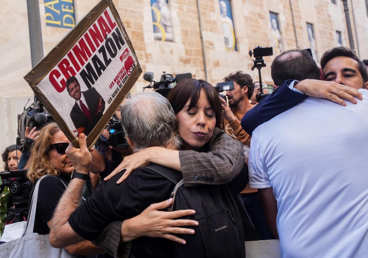 Morant se ha dejado fotografiar presuntamente compungida con las víctimas