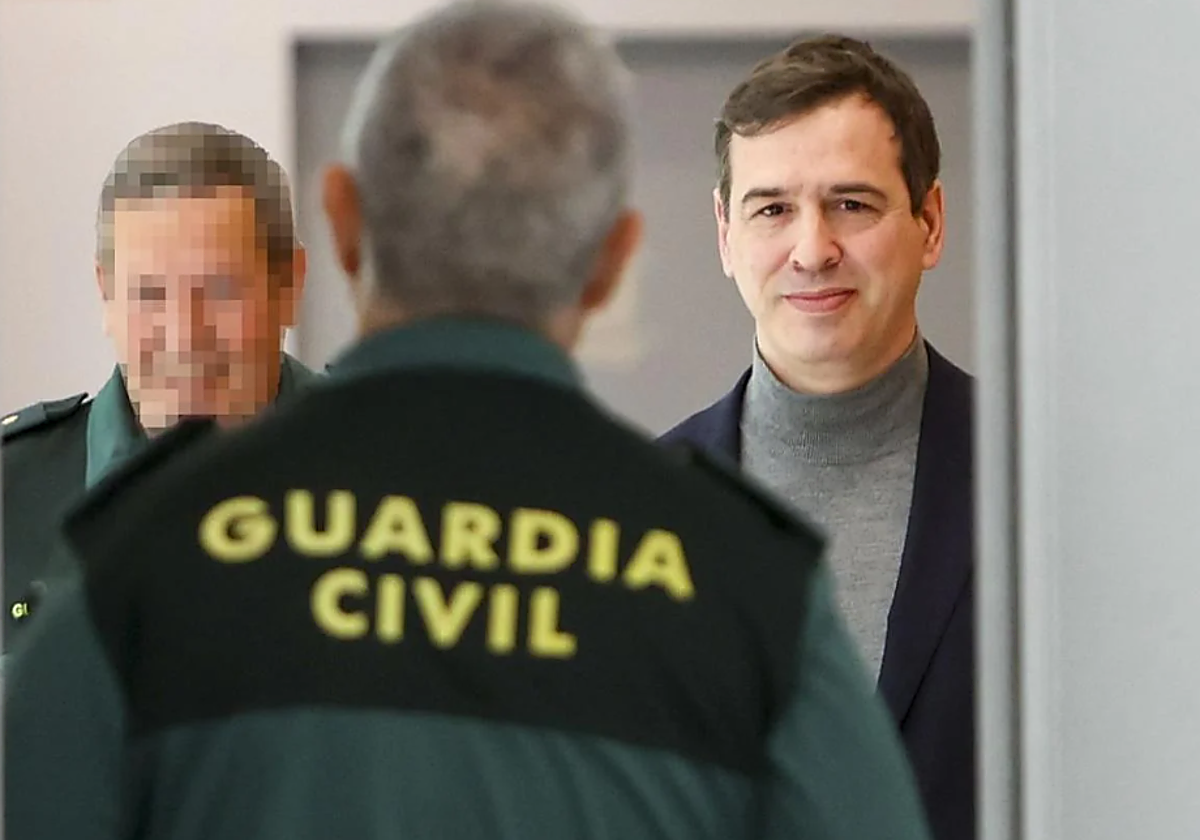 David Sánchez, junto a agentes de la Guardia Civil, tras declarar en los Juzgados de Badajoz